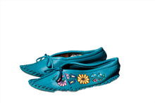 Load image into Gallery viewer, Women&#39;s Hides in Hand Embroidered Sabrina Slipper
