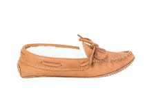 Load image into Gallery viewer, Laurentian Chief | Ladie&#39;s Moosehide and Sheepskin Moccasins #KB737
