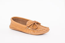 Load image into Gallery viewer, Women&#39;s Laurentian Chief Moosehide Moccasins
